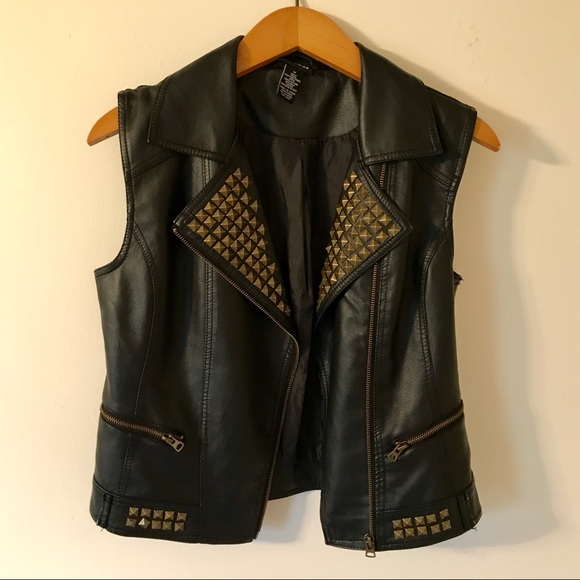 ✨🖤Trendy Leather Studded Vest🖤✨ - Picture 3 of 4